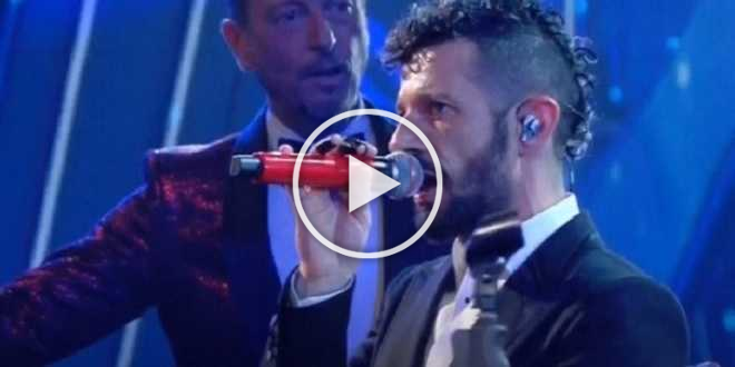 Sanremo 2021, Amadeus interrompe l’esibizione: “Fermate tutto”