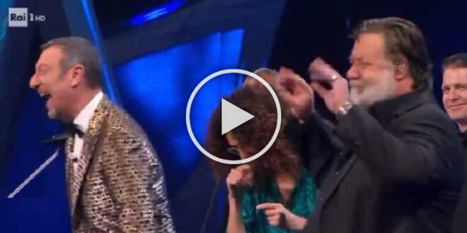 Sanremo 2024, Russell Crowe prende in giro John Travolta: Amadeus non si trattiene