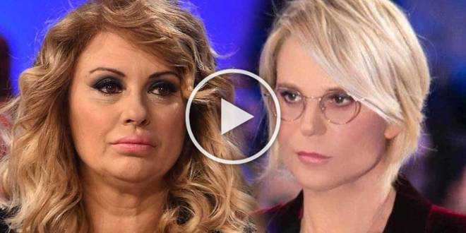 Uomini e Donne, volano scintille tra Maria De Filippi e Tina: il nervosismo della conduttrice