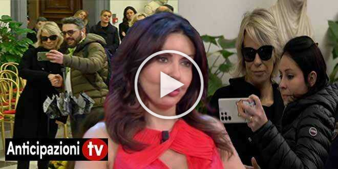 Selfie con Maria De Filippi, la reazione di Sabrina Ferilli
