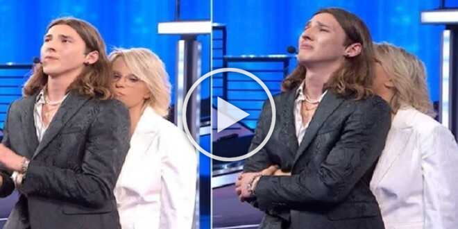 Serale di Amici 22, anche Maria De Filippi positiva al Covid? Il dettaglio non sfugge