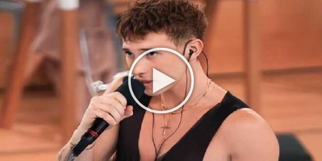 Serale di Amici 22, Wax rinuncia a cantare senza autotune: interviene Maria De Filippi
