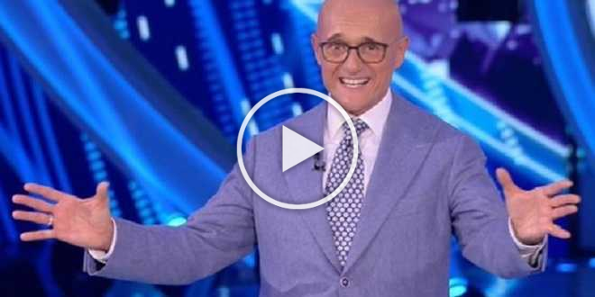 GF Vip 5, Signorini non condurrà la prossima edizione? Spunta la petizione per licenziarlo