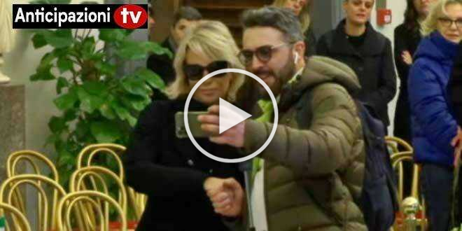 Smascherato il fan che ha chiesto il selfie a Maria De Filippi nella camera ardente