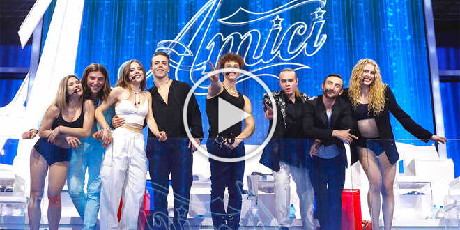 Amici, storico vincitore del talent mediaset: “Lavoro in un bar”