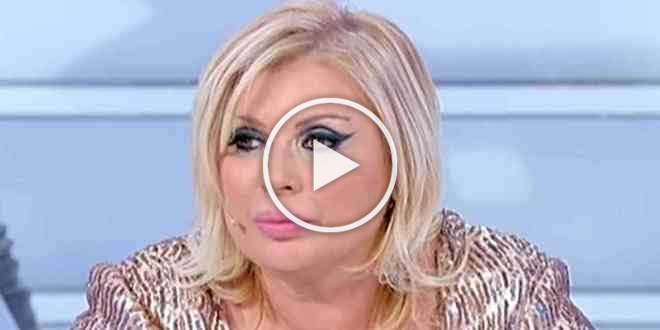Uomini e Donne gossip, Tina Cipollari abbassa la gonna ad una corteggiatrice