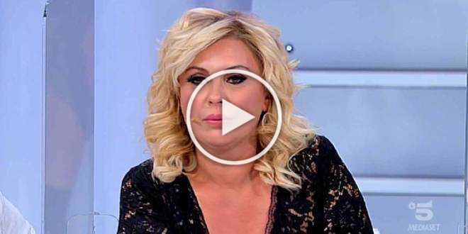 Uomini e Donne, Tina Cipollari derubata in un bar di Roma