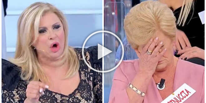 Uomini e Donne, Tina Cipollari esagera con Pinuccia: il malore e l’intervento di Maria De Filippi