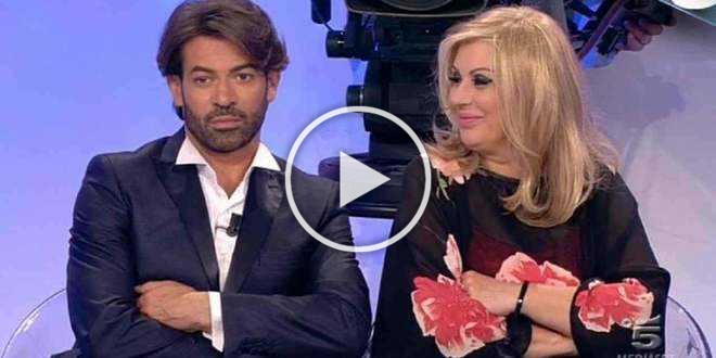 Uomini e Donne, Tina Cipollari furiosa con il collega Gianni Sperti: “Ti ho denunciato”