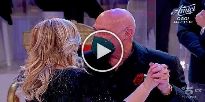 Uomini e Donne, Tina Cipollari è uscita davvero con il cavaliere dell’over Claudio Falghera?