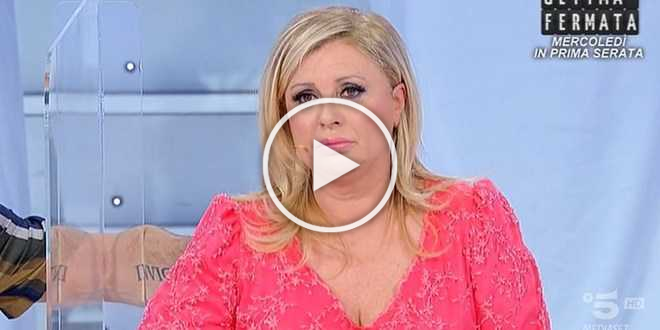 Uomini e Donne, Tina in lacrime: critiche per il comportamento di Maria De Filippi