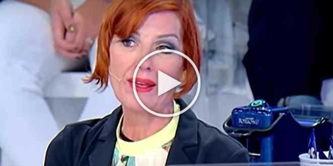 Uomini e Donne, Tinì confessa: “C’è un cavaliere con cui sarei uscita volentieri”