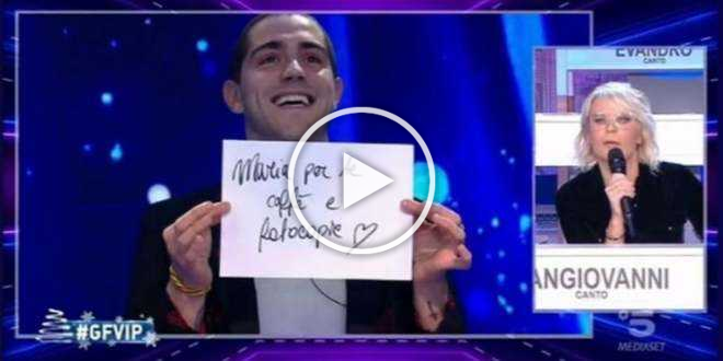 Tommaso Zorzi snobbato da Maria De Filippi: “Sono ancora in attesa”