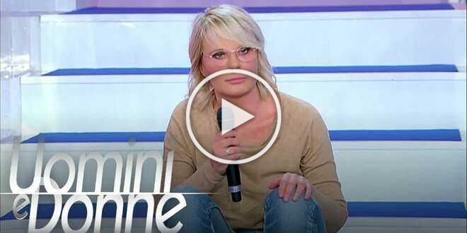 Uomini e Donne, nel trono over è nata una nuova coppia: lei è una dama molto corteggiata