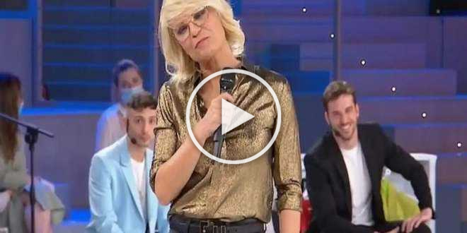 Amici, un prof e un’ex allieva escono allo scoperto: sono sposati e hanno un figlio