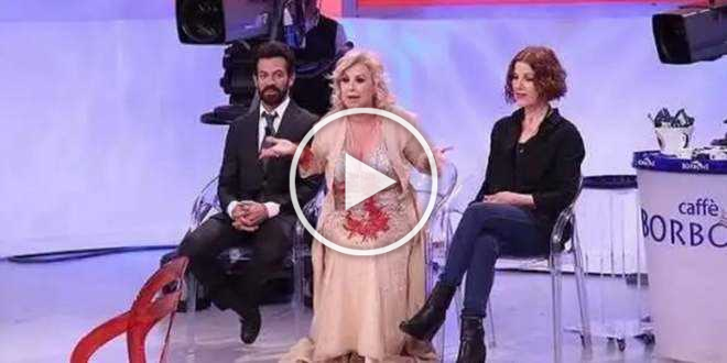 Una dama di Uomini e Donne accusa: “È tutto finto, la De Filippi ride del bullismo”