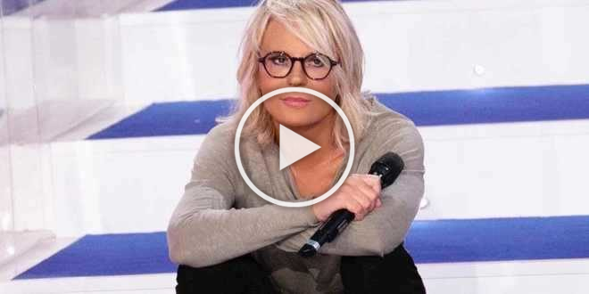 Volto noto di Uomini e Donne contro Maria De Filippi: “A lei fa comodo”