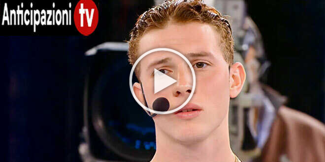 Amici 22, il cantante Wax bacia un altro allievo sulle labbra