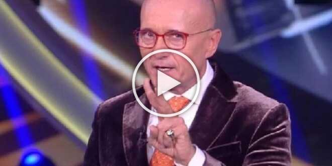 Grande Fratello, il web contro Alfonso Signorini: “Perché lei come opinionista”